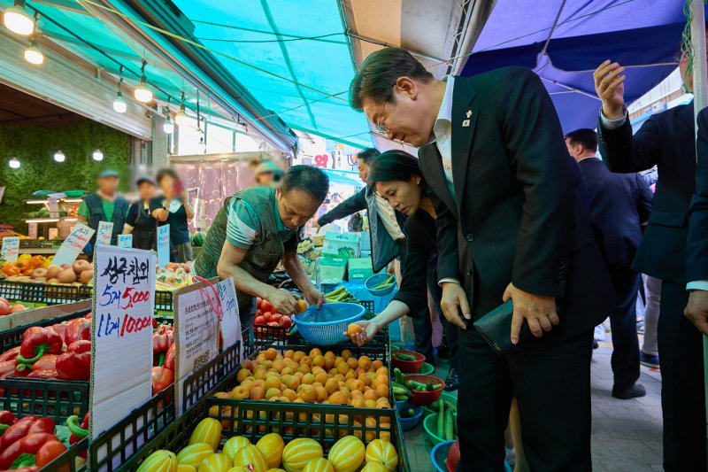 이재명 대통령과 부인 김혜경 여사가 6일 서울 사당동 남성시장을 방문해 과일을 고르고 있다. (대통령실 제공. 재판매 및 DB 금지) 2025.6.6/뉴스1