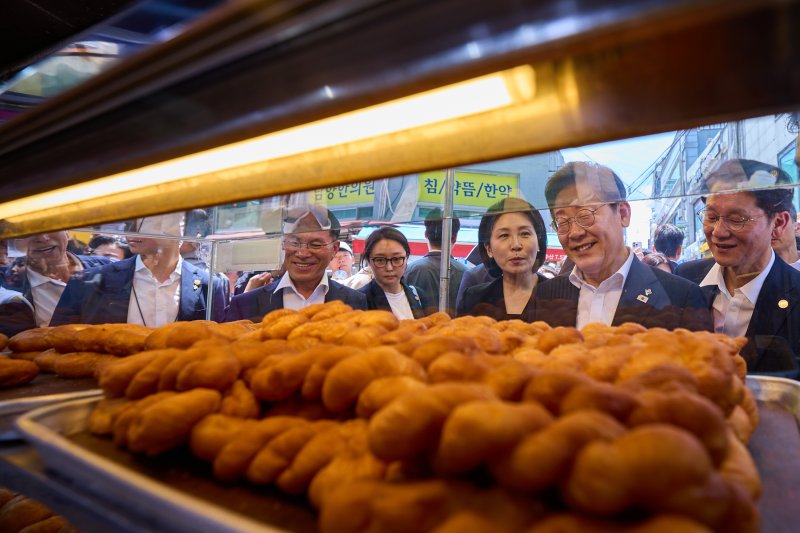 이재명 대통령과 김혜경 여사가 6일 서울 사당동 남성시장을 방문해 상인과 대화하고 있다. (대통령실 제공. 재판매 및 DB 금지) 2025.6.6/뉴스1