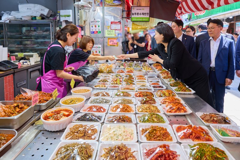 이재명 대통령의 부인 김혜경 여사가 6일 서울 사당동 남성시장을 방문해 반찬을 구매하고 있다. (대통령실 제공. 재판매 및 DB 금지) 2025.6.6/뉴스1