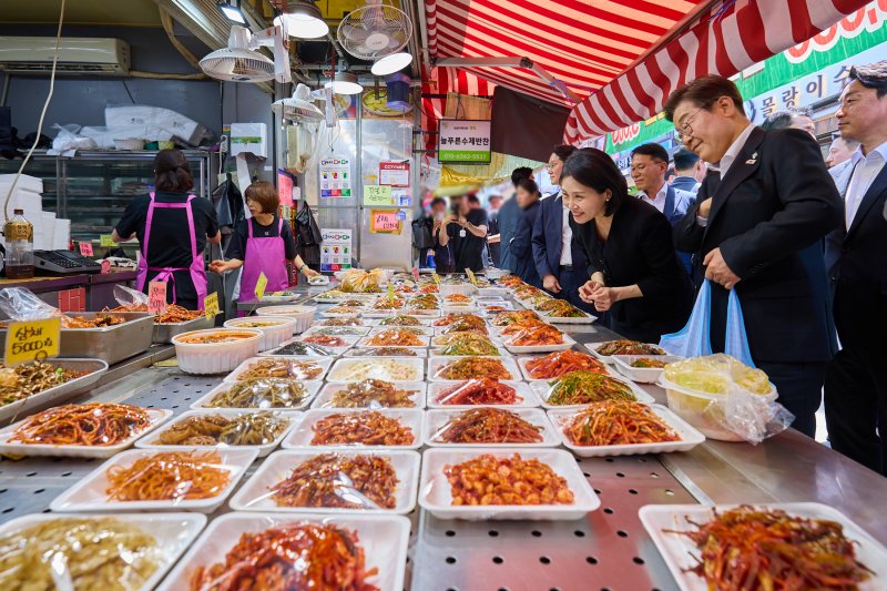 이재명 대통령과 부인 김혜경 여사가 6일 서울 사당동 남성시장을 방문해 반찬을 고르고 있다. (대통령실 제공. 재판매 및 DB 금지) 2025.6.6/뉴스1