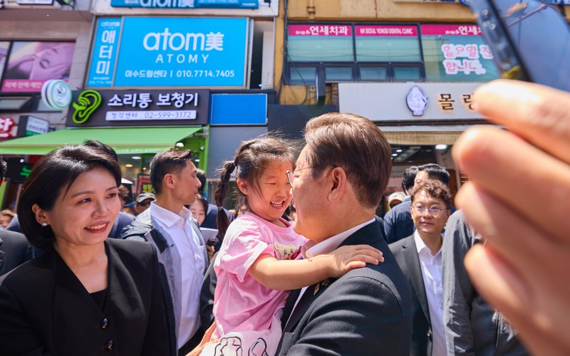 이재명 대통령과 김혜경 여사가 6일 서울 사당동 남성시장을 방문해 어린이를 안아주고 있다. (대통령실 제공. 재판매 및 DB 금지) 2025.6.6/뉴스1