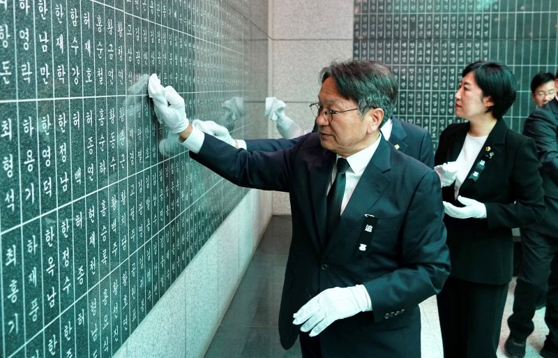 [광주=뉴시스] 강기정 광주시장 70회 현충일 추모. (사진=광주시청 제공). photo@newsis.com *재판매 및 DB 금지