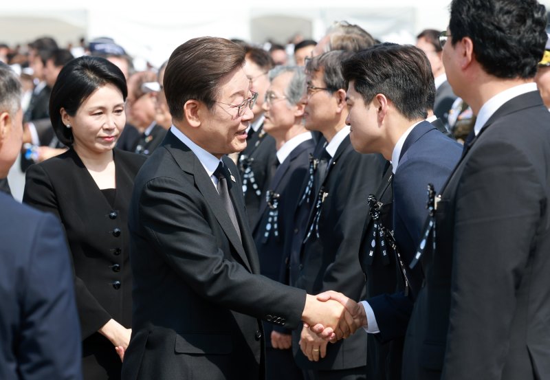 [서울=뉴시스] 고범준 기자 = 이재명 대통령이 6일 서울 동작구 국립서울현충원에서 열린 제70회 현충일 추념식에서 김용태 국민의힘 비상대책위원장과 악수하고 있다. 2025.06.06. bjko@newsis.com <저작권자ⓒ 공감언론 뉴시스통신사. 무단전재-재배포 금지.> /사진=뉴시스화상