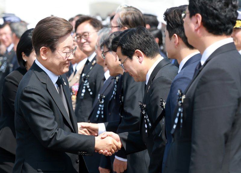 [서울=뉴시스] 고범준 기자 = 이재명 대통령이 6일 서울 동작구 국립서울현충원에서 열린 제70회 현충일 추념식에서 박찬대 더불어민주당 당대표 직무대행 겸 원내대표와 악수하고 있다. 2025.06.06. bjko@newsis.com <저작권자ⓒ 공감언론 뉴시스통신사. 무단전재-재배포 금지.> /사진=뉴시스화상