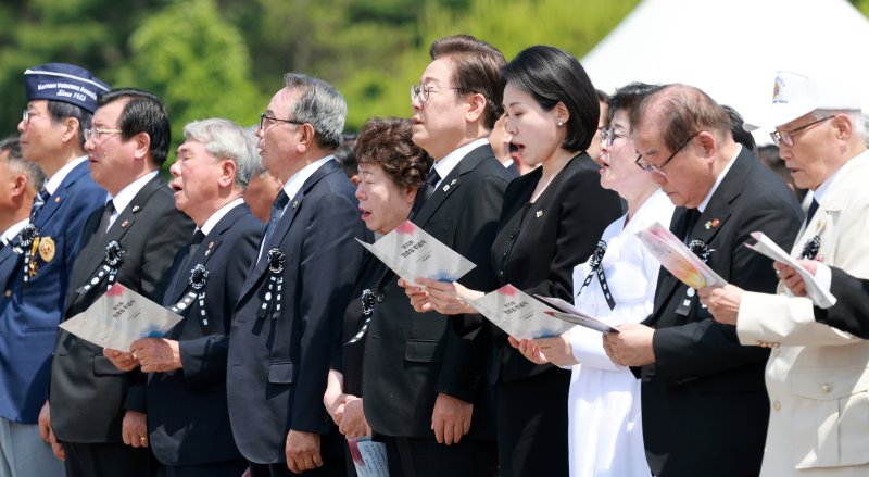 [서울=뉴시스] 고범준 기자 = 이재명 인기있는바카라사이트과 김혜경 여사가 6일 서울 동작구 국립서울현충원에서 열린 제70회 현충일 추념식에서 현충의 노래를 부르고 있다. 2025.06.06. bjko@newsis.com <저작권자ⓒ 공감언론 뉴시스통신사. 무단전재-재배포 금지. alt=