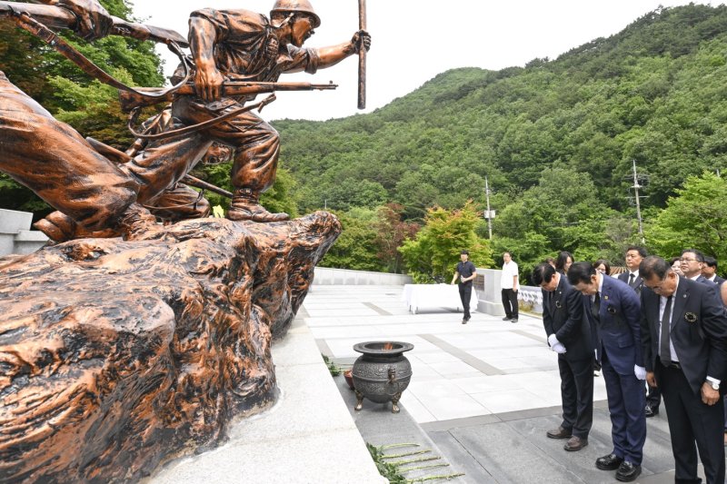 [남원=뉴시스] 6일 남원 지리산충혼탑에서 열린 남원시의 '제70회 현충일 추념식', 최경식 시장(앞 가운데)을 비롯한 참석자들이 충혼탑에 참배하고 있다. *재판매 및 DB 금지