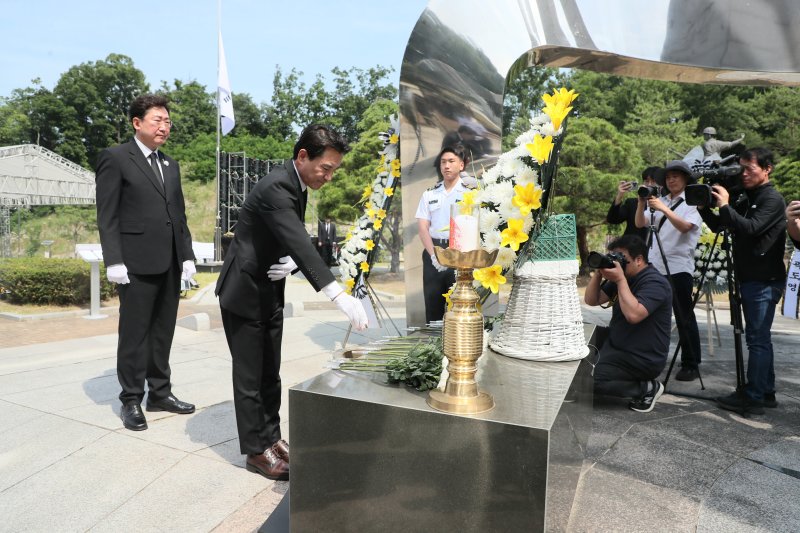 김진태 강원도지사가6일 원주 현충탑에서 열린 제70회 현충일 추념식에 참석해 분향하고 있다.(강원도 제공, 재판매 및 DB금지)