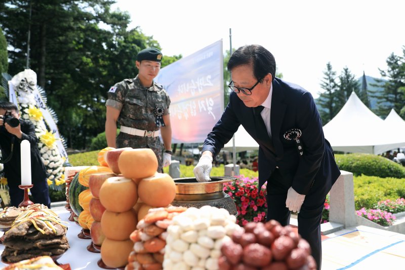 최상기 인제군수가 6일 남면 신남리 위령비에서 열리는 제70회 현충일 추념식에 참석해 분향하고 있다.(인제군 제공, 재판매 및 DB금지)