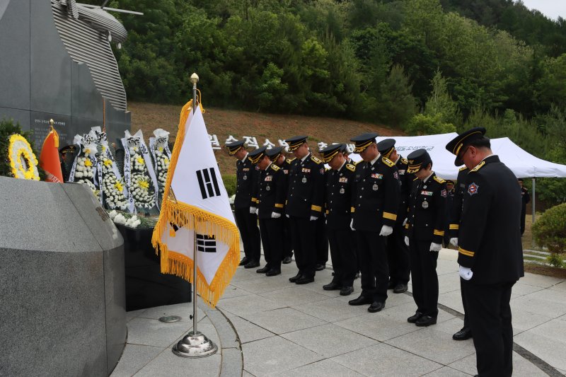 강원소방본부가 6일 태백 한국안전체험관 내 순직소방인 추모비에서 추모를 하고 있다.(강원도소방본부 제공, 재판매 및 DB금지)