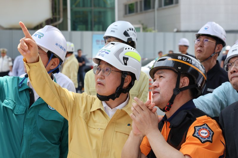 6일 오전 김동연 경기도지사가 용인 전철 공사현장 천공기 전도사고 현장 점검을 하고 있다. (경기도 제공. 재판매 및 DB금지) /뉴스1