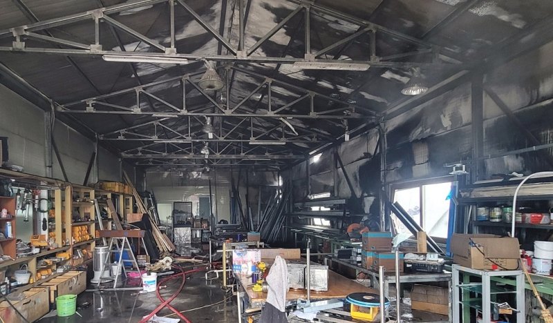 [제주=뉴시스] 6일 오후 제주시 도련동에 위치한 조립식 섀시공장에서 불이나 2개동이 반소되는 피해를 입었다. 사진은 불이난 공장 내부 모습. (사진=제주도소방안전본부 제공) 2025.06.06. photo@newsis.com *재판매 및 DB 금지