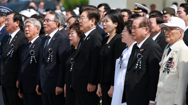 [서울=뉴시스] 고범준 기자 = 이재명 대통령과 김혜경 여사가 6일 서울 동작구 국립서울현충원에서 열린 제70회 현충일 추념식에서 애국가를 부르고 있다. 2025.06.06. bjko@newsis.com