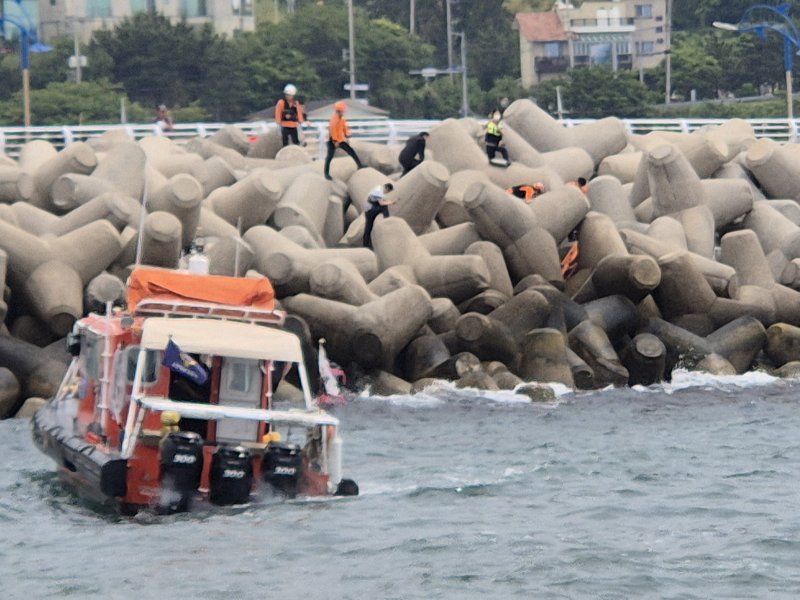 울산해양경찰서는 6일 오전 10시40분께 울산 울주군 서생면 나사리 인근 테트라포트에서 추락자 1명을 긴급구조했다고 밝혔다.(울산해경 제공. 재판매 및 DB 금지)/뉴스1