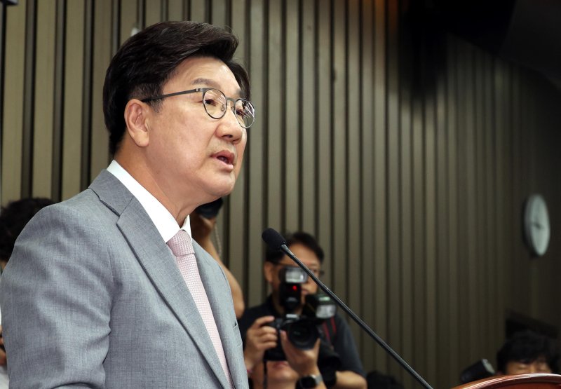 권성동 "내가 차기 비대위원장 임명?…해괴한 음모론" 비난