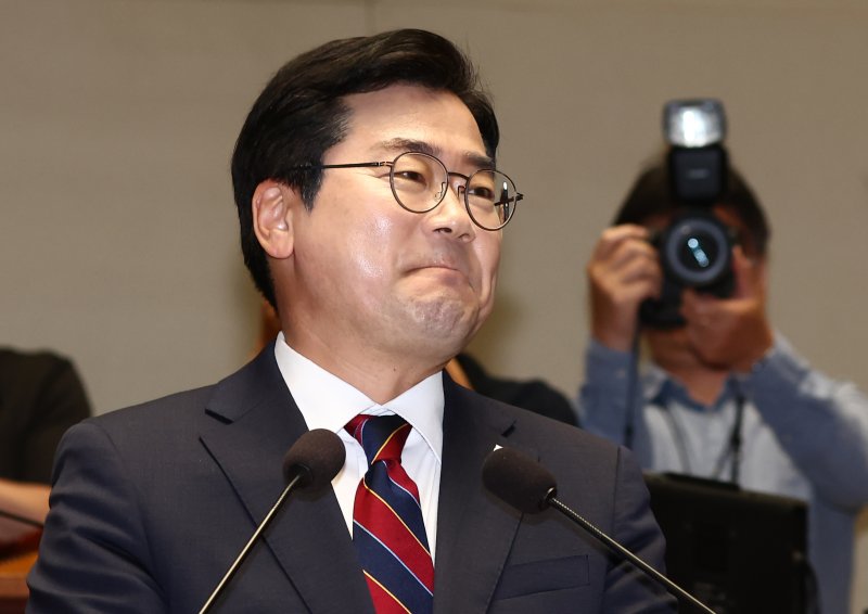 박찬대 더불어민주당 대표 직무대행 겸 원내대표가 지난 5일 서울 여의도 국회에서 열린 의원총회에서 발언 중 동료 의원들이 원내대표직 수행에 수고했다며 박수를 보내자 울컥한 표정을 짓고 있다. 2025.6.5/뉴스1 ⓒ News1 김민지 기자