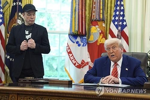 5월30일 백악관 회견에 자리한 트럼프와 머스크 (출처=연합뉴스)