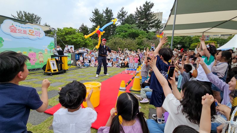 [제주=뉴시스] 우장호 기자 = 6일 제주시 한라도서관 일대에서 열린 생태체험 축제 '2025 숲으로 오라'에서 비눗방울쇼가 진행되고 있다. 8일까지 사흘간 열리는 '숲으로 오라' 축제는 제주관광공사가 2019년부터 매년 어린이를 비롯해 동반 가족을 대상으로 자연의 가치와 환경의 중요성을 알리기 위해 여는 참여행 생태체험 행사다. 2025.06.06. woo1223@newsis.com