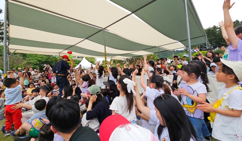 [제주=뉴시스] 우장호 기자 = 6일 제주시 한라도서관 일대에서 열린 생태체험 축제 '2025 숲으로 오라'에서 비눗방울쇼가 진행되고 있다. 8일까지 사흘간 열리는 '숲으로 오라' 축제는 제주관광공사가 2019년부터 매년 어린이를 비롯해 동반 가족을 대상으로 자연의 가치와 환경의 중요성을 알리기 위해 여는 참여행 생태체험 행사다. 2025.06.06. woo1223@newsis.com