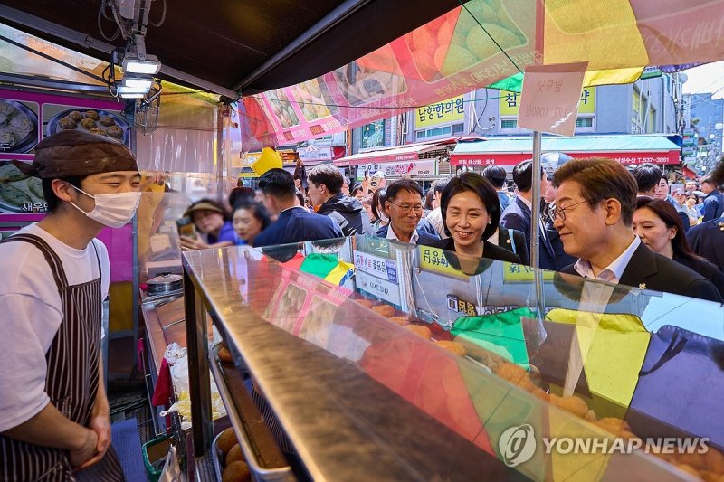 전통시장 방문한 이재명 대통령 부부 (출처=연합뉴스)