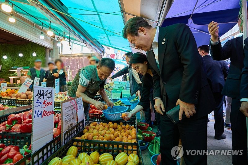 이재명 대통령 부부 전통시장 방문 (출처=연합뉴스)