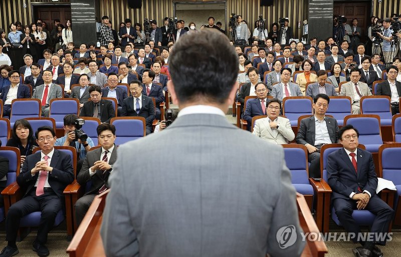 무거운 분위기의 국민의힘 의총 (출처=연합뉴스)