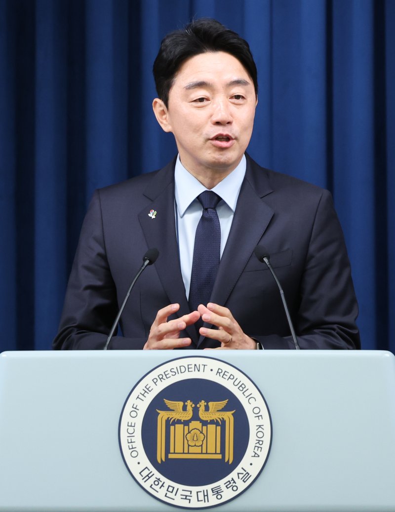 강훈식 인터넷 바카라 비서실장이 5일 서울 용산구 인터넷 바카라 청사 브리핑룸에서 출입기자들과 만나 발언하고 있다. 2025.6.5/인터넷 바카라1 ⓒ News1 허경 기자