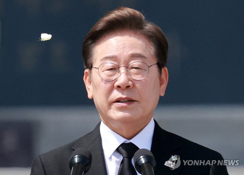 대통령과 나비 (출처=연합뉴스)
