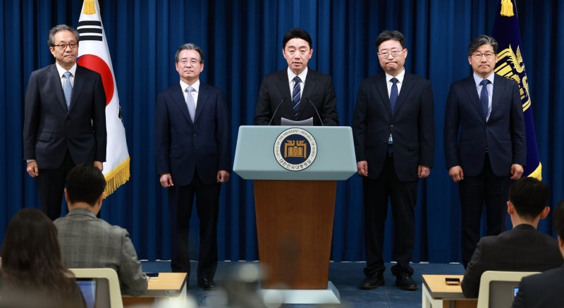 [서울=뉴시스] 고범준 기자 = 강훈식 비서실장이 6일 서울 용산구 대통령실 브리핑룸에서 조직개편안 및 1차 인선 발표 관련 브리핑을 하고 있다. 왼쪽부터 문진영 사회수석비서관, 김용범 정책실장, 강 비서실장, 하준경 경제성장수석, 류덕현 재정기획보좌관. 2025.06.06. bjko@newsis.com