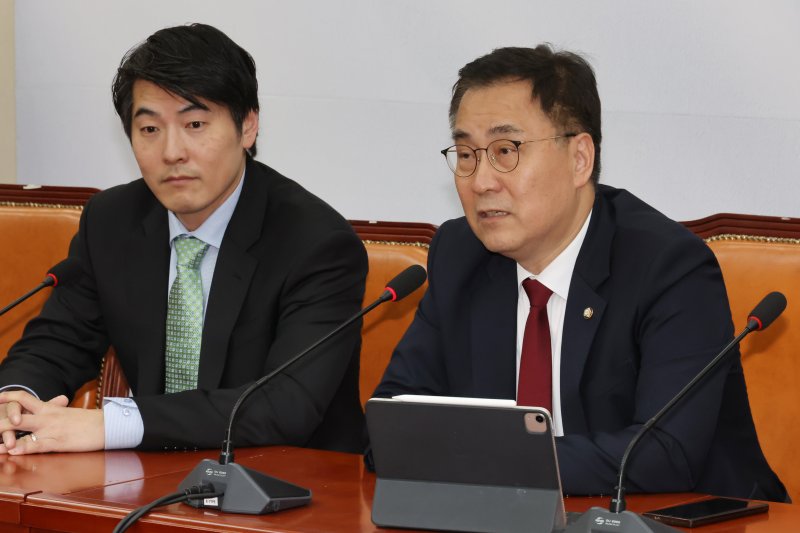 [서울=뉴시스] 조성우 기자 = 최형두(오른쪽) 국민의힘 선대위 AI과학정책본부장이 26일 오후 서울 여의도 국회에서 제이슨 권 오픈AI 최고전략책임자(CSO)를 만나 발언하고 있다. 2025.05.26. xconfind@newsis.com