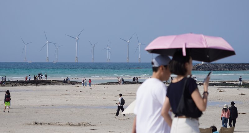 [제주=뉴시스] 우장호 기자 = 맑은 날씨를 보인 25일 오후 제주시 한림읍 협재해수욕장을 찾은 관광객들이 때 이른 여름 정취를 만끽하고 있다. 2025.05.25. woo1223@newsis.com