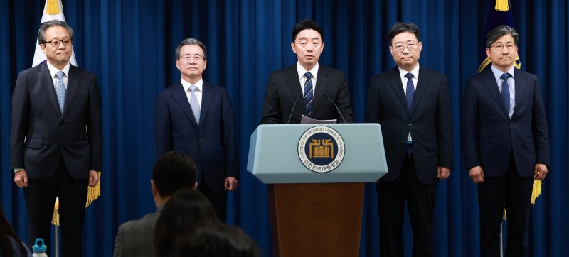 [서울=뉴시스] 고범준 기자 = 강훈식 비서실장이 6일 서울 용산구 대통령실 브리핑룸에서 조직개편안 및 1차 인선 발표 관련 브리핑을 하고 있다. 왼쪽부터 문진영 사회수석비서관, 김용범 정책실장, 강 비서실장, 하준경 경제성장수석, 류덕현 재정기획보좌관. 2025.06.06. bjko@newsis.com