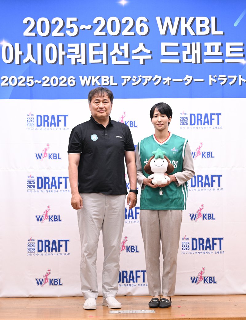 WKBL 아시아쿼터 드래프트 전체 1순위로 뽑힌 사키(오른쪽)와 이상범 하나은행 감독.(WKBL 제공)