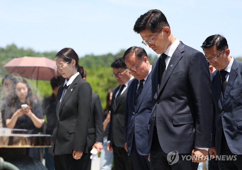 묵념하는 김문수 전 대선후보 (출처=연합뉴스)