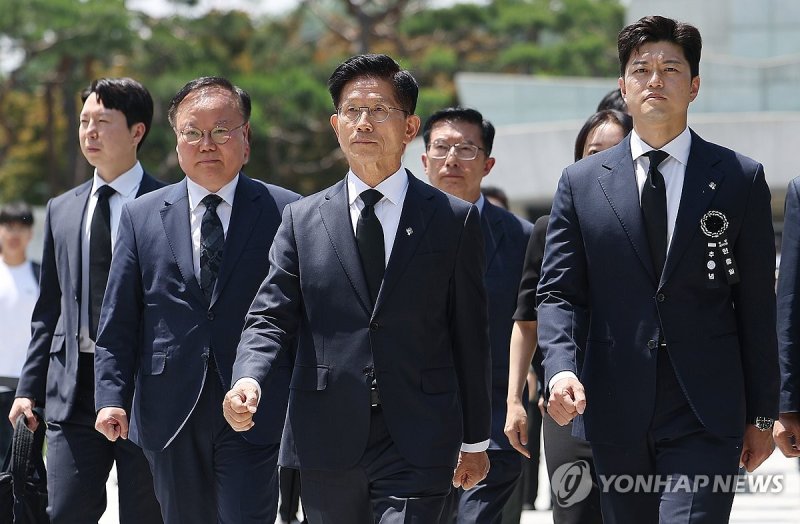 김용태 비대위원장과 현충원 참배 마친 김문수 전 대선후보 (출처=연합뉴스)