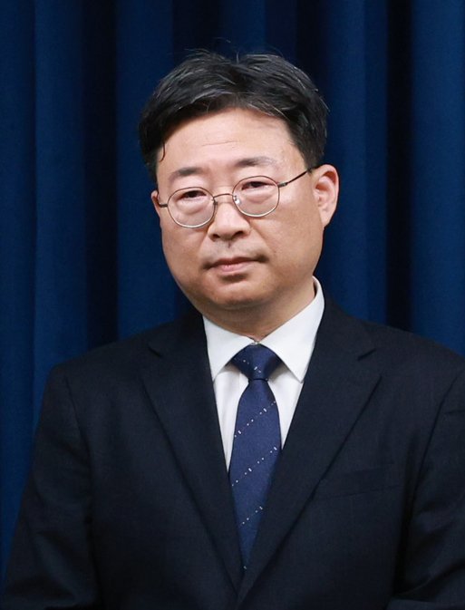 [서울=뉴시스] 고범준 기자 = 강훈식 비서실장이 6일 서울 용산구 대통령실 브리핑룸에서 1차 인선 브리핑을 진행했다. 이날 인선 발표 브리핑에 참석한 하준경 경제성장수석. 2025.06.06. bjko@newsis.com