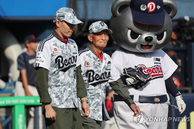 현충일 시구 나서는 6·25 참전 조종사 김두만 장군 (출처=연합뉴스)