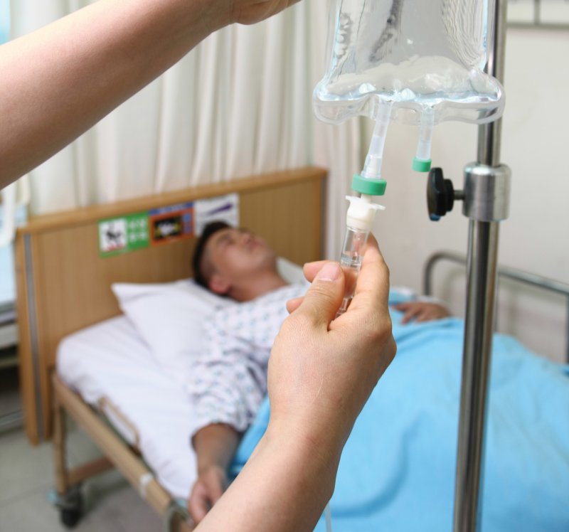 [서울=뉴시스] 수액을 맞고 있는 사진. (사진=뉴시스 DB) photo@newsis.com
