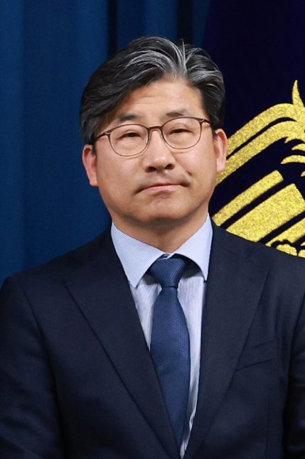 [서울=뉴시스] 고범준 기자 = 강훈식 비서실장이 6일 서울 용산구 대통령실 브리핑룸에서 1차 인선 브리핑을 진행했다. 이날 인선 발표 브리핑에 참석한 류덕현 재정기획보좌관. 2025.06.06. bjko@newsis.com