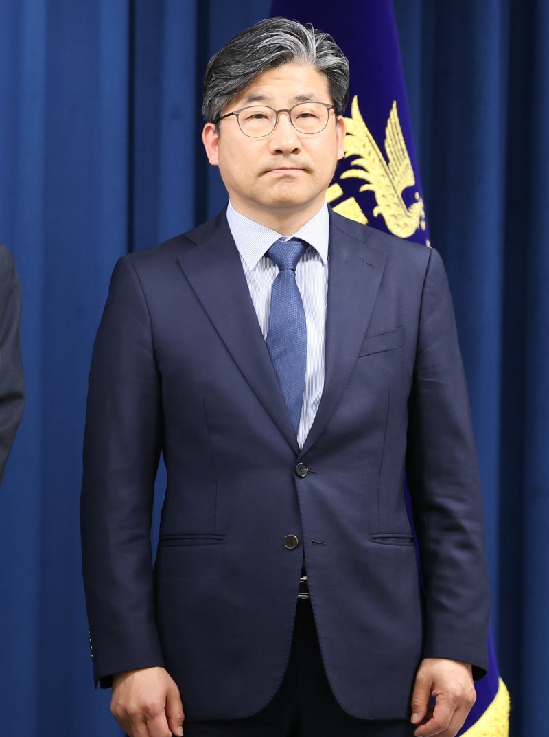 대통령실 수석급 재정기획보좌관으로 임명된 류덕현 중앙대 교수가 6일 서울 용산구 대통령실 청사에서 열린 수석비서관 인선 발표에 참석해 있다. 2025.6.6/뉴스1 ⓒ News1 허경 기자