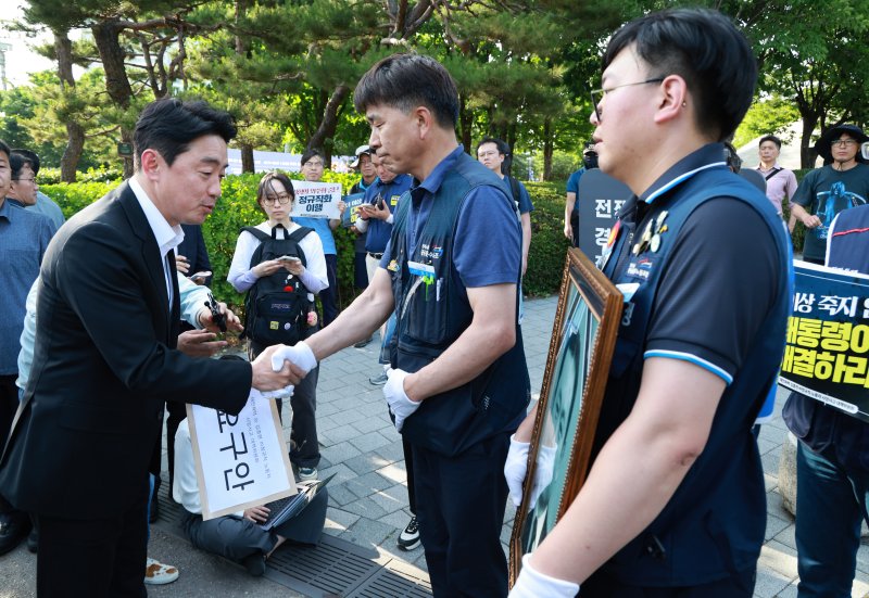 [서울=뉴시스] 고범준 기자 = 강훈식 대통령 비서실장이 6일 서울 용산 전쟁기념관 앞에서 태안화력발전소 사고 희생자 고(故) 김충현 씨와 관련해 엄길용 공공운수노조 위원장, 유족, 사고 대책위 관계자로부터 요구안 서한을 직접 받고 있다. (대통령실통신사진기자단) 2025.06.06. bjko@newsis.com