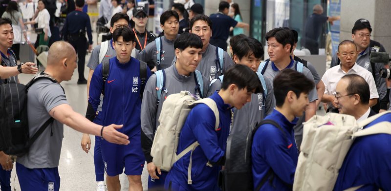 [인천공항=뉴시스] 김선웅 기자 = 이라크 원정 경기에서 승리해 북중미 월드컵 본선 진출에 성공한 축구 국가대표팀이 6일 인천국제공항을 통해 귀국하고 있다. 2025.06.06. mangusta@newsis.com