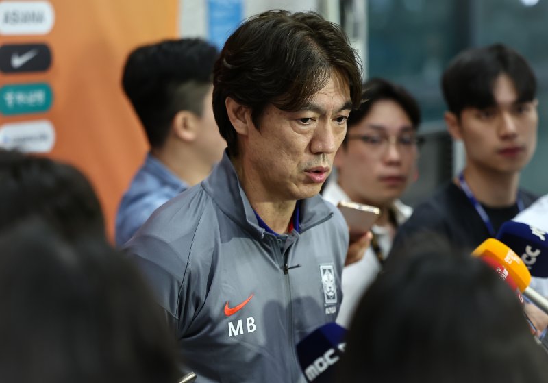 홍명보 축구국가대표팀 감독이 6일 이라크와 북중미 월드컵 예선경기를 마치고 인천국제공항 제1터미널을 통해 귀국해 취재진 질문에 답하고 있다. 대표팀은 이라크와 원정경기에서 2대0으로 승리하며 11회 연속 월드컵 본선 진출을 확정했다. 2025.6.6/뉴스1 ⓒ News1 김도우 기자
