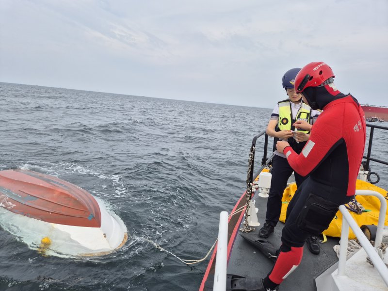 [서산=뉴시스] 6일 오전 평택해경이 전복된 레저보트 침몰을 막기위해 리프트 백을 준비하고 있다. (사진=평택해양경찰서 제공) 2025.06.06. photo@newsis.com *재판매 및 DB 금지