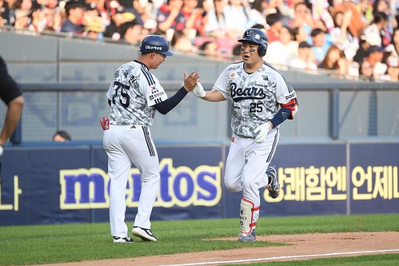 12시즌 연속 10홈런을 달성한 두산의 양의지(오른쪽) (출처=연합뉴스)