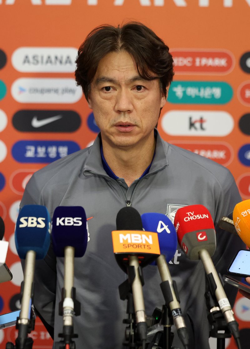 [인천공항=뉴시스] 김선웅 기자 = 이라크 원정 경기에서 승리해 북중미 월드컵 본선 진출에 성공한 축구 국가대표팀 홍명보 감독이 6일 인천국제공항을 통해 귀국해 언론 인터뷰를 하고 있다. 2025.06.06. mangusta@newsis.com