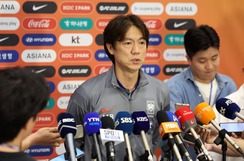 [인천공항=뉴시스] 김선웅 기자 = 이라크 원정 경기에서 승리해 북중미 월드컵 본선 진출에 성공한 축구 국가대표팀 홍명보 감독이 6일 인천국제공항을 통해 귀국해 언론 인터뷰를 하고 있다. 2025.06.06. mangusta@newsis.com
