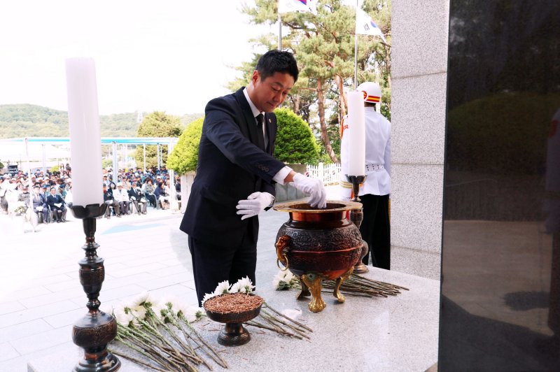 [시흥=뉴시스] 김진경(더불어민주당·시흥3) 경기도의회 의장이 6일 시흥시 현충탑에서 거행된 '제70회 현충일 추념식'에 참석해 분향하고 있다. (사진=경기도의회 제공) 2025.06.06. photo@newsis.com *재판매 및 DB 금지