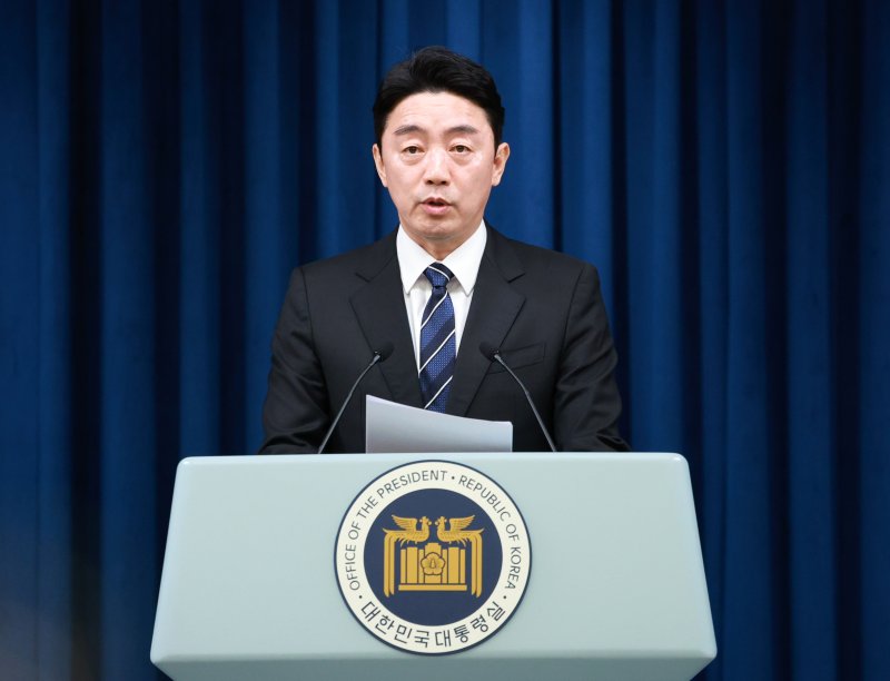 [서울=뉴시스] 고범준 기자 = 강훈식 비서실장이 6일 서울 용산구 대통령실 브리핑룸에서 조직개편안 방안 발표 브리핑을 하고 있다. 2025.06.06. bjko@newsis.com