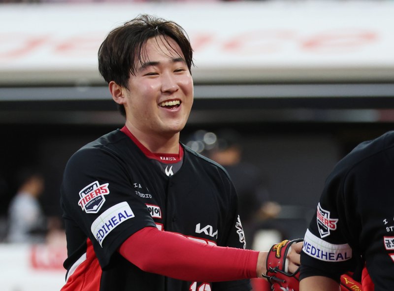 20일 오후 수원KT위즈파크에서 열린 2025 신한 SOL뱅크 KBO리그 KT위즈와 KIA 타이거즈의 경기에서 3회말 이닝을 마친 KIA 윤영철이 미소를 지으며 더그아웃으로 들어서고 있다. 2025.5.20/뉴스1 ⓒ News1 박지혜 기자