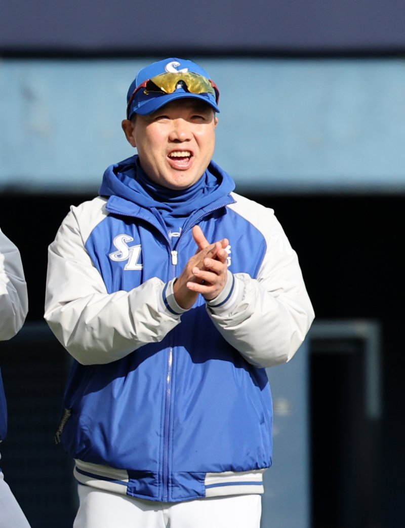 박진만 삼성 감독이 30일 오후 서울 송파구 잠실야구장에서 열린 프로야구 '2025 신한 SOL 뱅크 KBO리그' 삼성라이온스와 두산베어스의 경기에서 3대2로 승리한 선수들을 격려하고 있다. 2025.3.30/뉴스1 ⓒ News1 이승배 기자